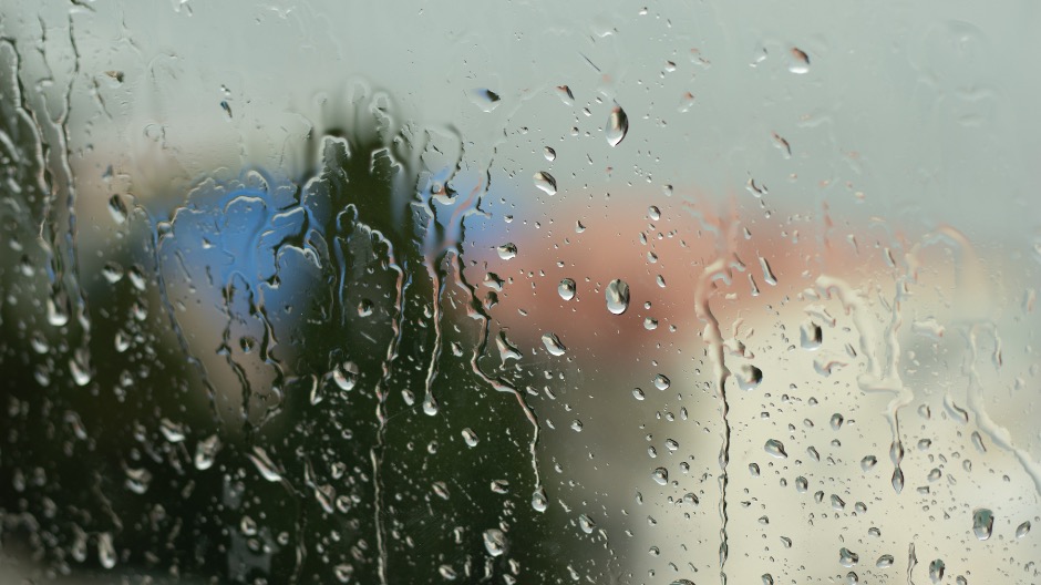 外は雨