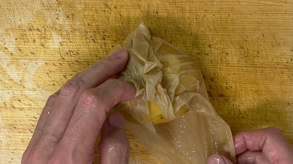 じゃがいもを包む