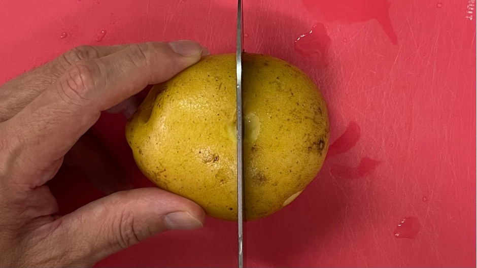 じゃがいもに切れ込みを入れる