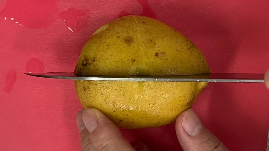 じゃがいもに切れ込みを入れる
