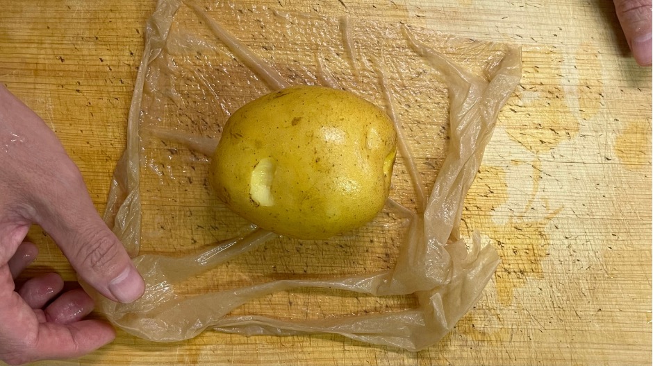 じゃがいもを包む